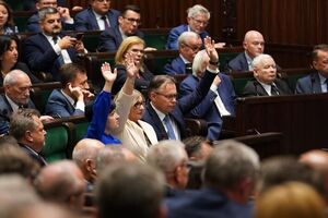В резолюции упомянуты потери Польши не только от нацизма, но и в результате "советской агрессии"