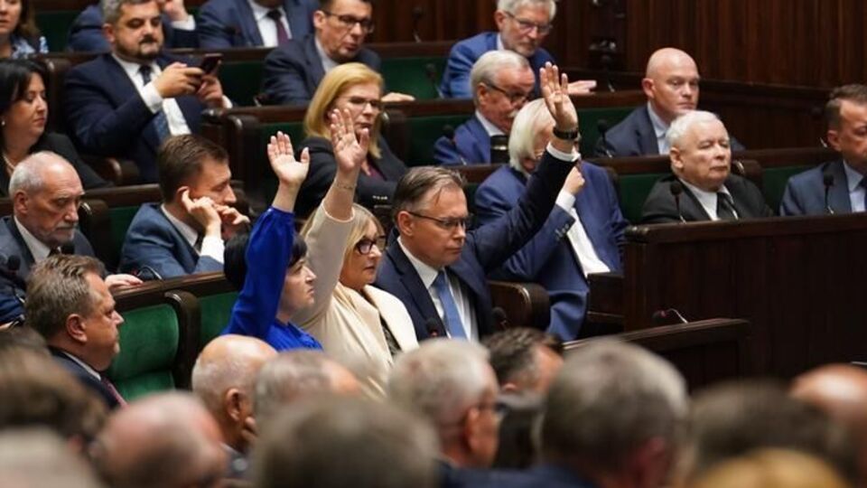 У резолюції згадано втрати Польщі не лише від нацизму, а й унаслідок "радянської агресії"