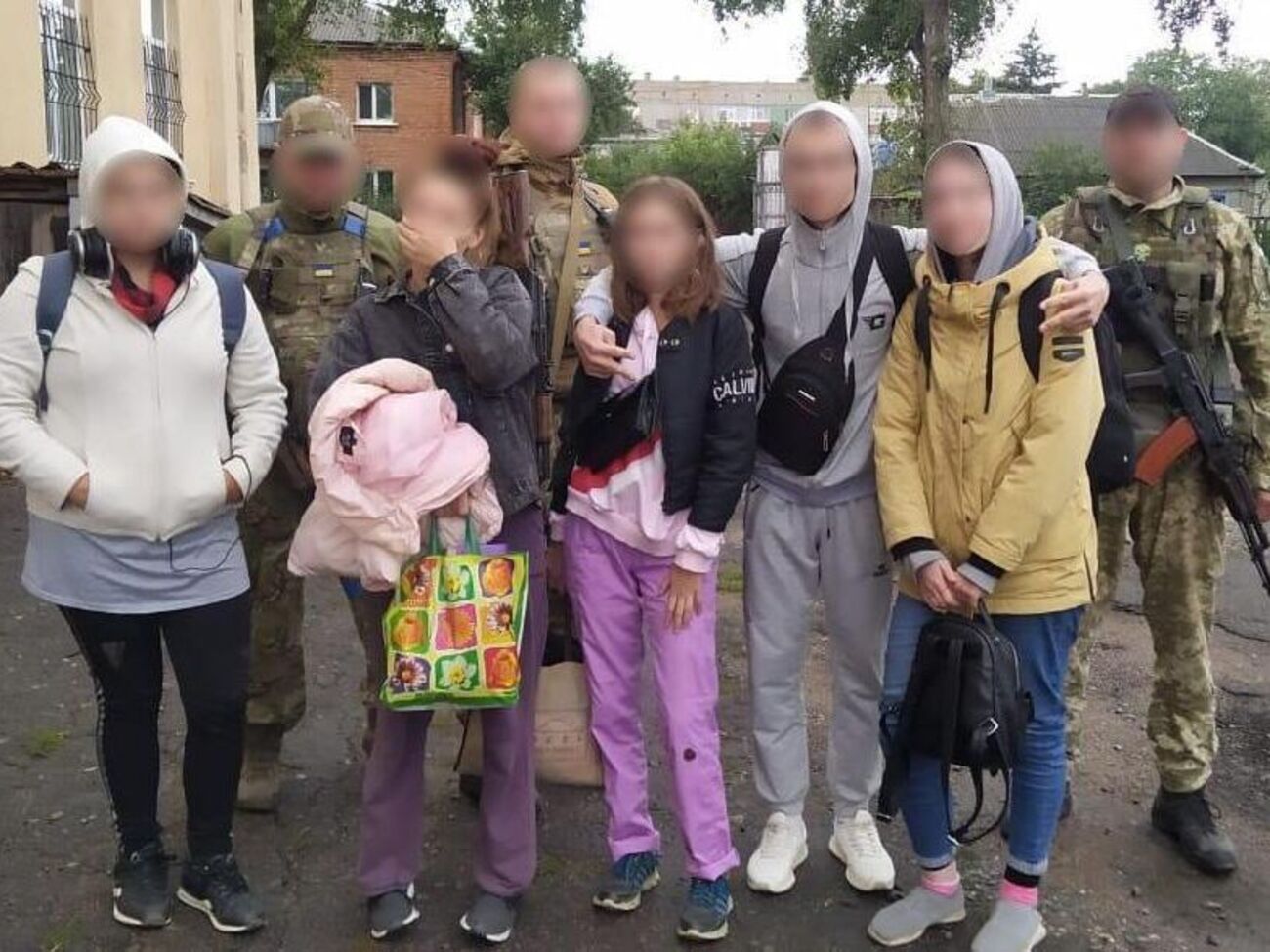 Пограничники спасли детей, которых оккупанты закрыли в подвале