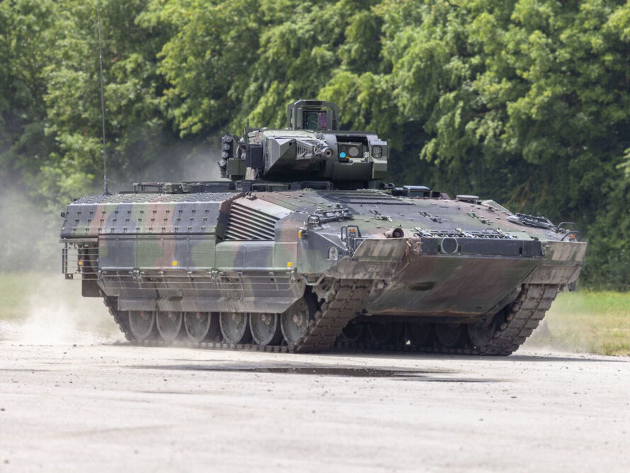 Ландсбергіс не уточнив, які саме бронетранспортери передадуть Україні