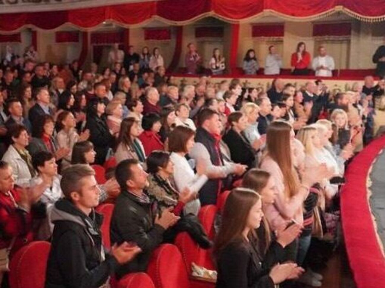 Вистава "Обличчя кольору війна" заснована на реальних подіях та розповідає про життя людей в окупованому Маріуполі