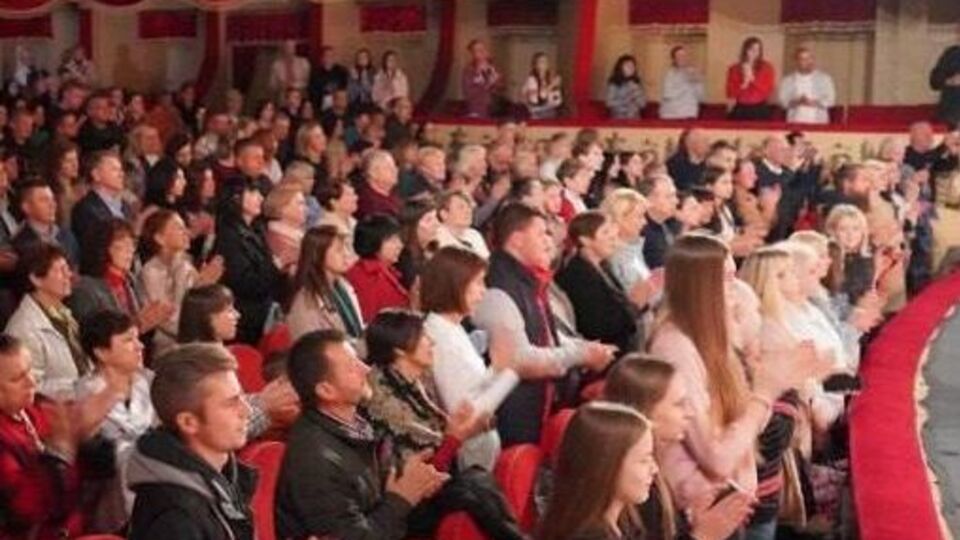 Вистава "Обличчя кольору війна" заснована на реальних подіях та розповідає про життя людей в окупованому Маріуполі
