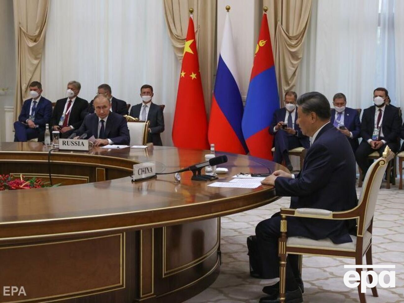 Путин и Си&nbsp;Цзиньпин встретились за большим столом