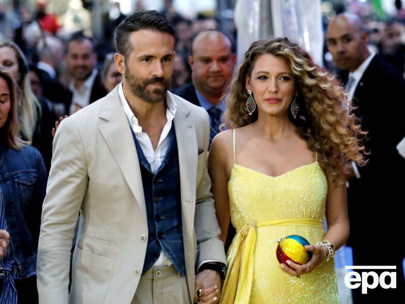 Лайвли вместе с Рейнольдсом воспитывает трех дочерей