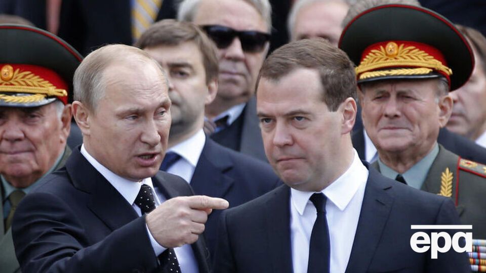 Российские чиновники начали снимать "стресс от войны" при помощи алкоголя, Путин встревожен