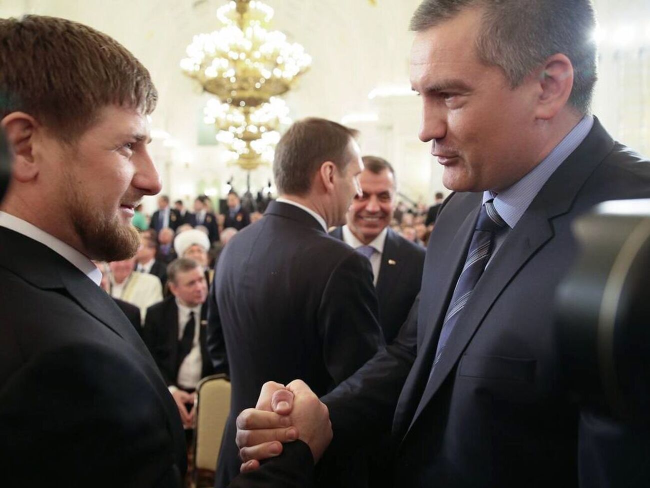 Аксенов (справа) поддержал инициативу Кадырова по подготовке добровольцев в регионах РФ