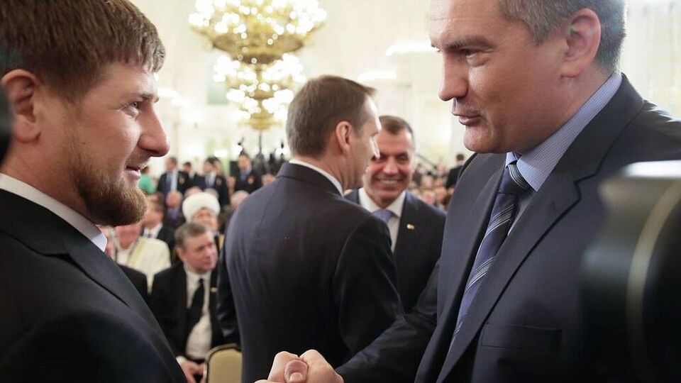 Аксьонов (праворуч) підтримав ініціативу Кадирова щодо підготовки добровольців у регіонах РФ