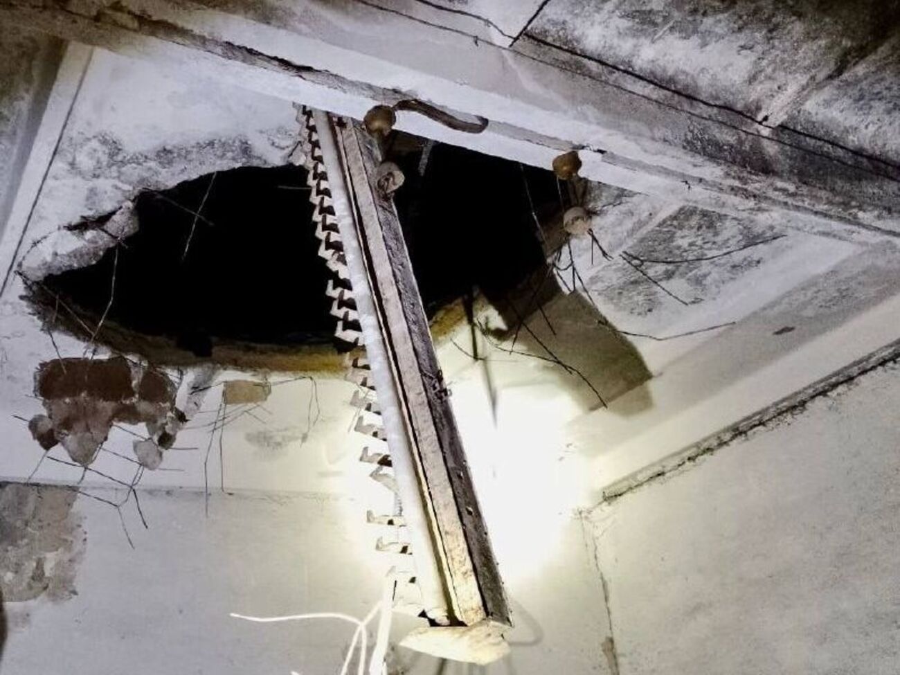 Унаслідок обстрілів у Нікополі пошкоджено 11 багатоповерхових і приватних будинків