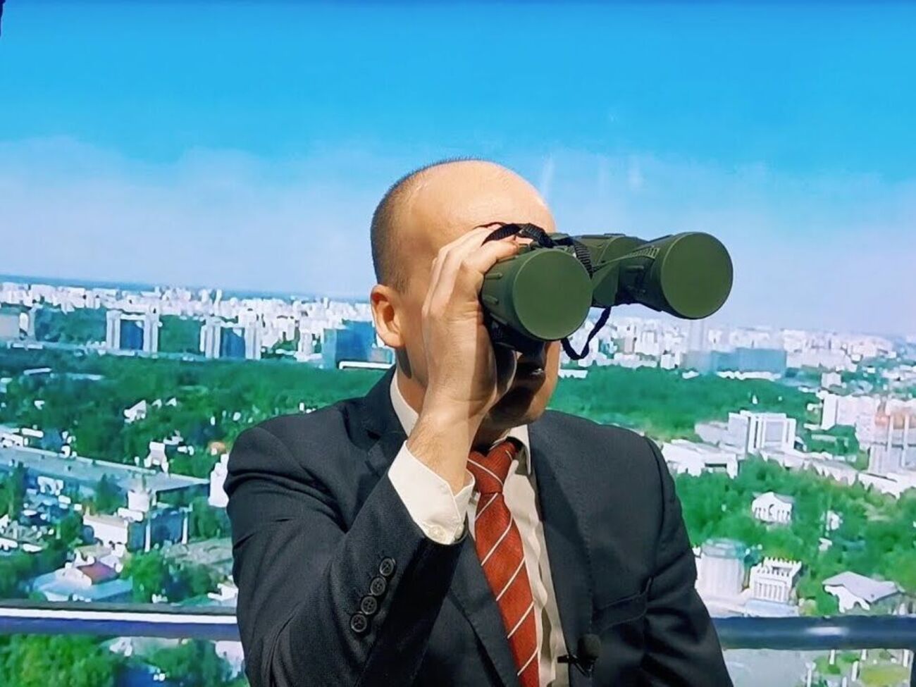 Великий в образе Путина пытался увидеть из Москвы Украину, но увидел "унылую картинку" своей страны