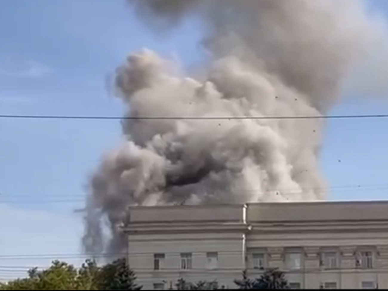 У Херсоні над місцем вибухів у будівлі апеляційного суду піднімається дим