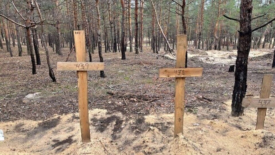 У масовому похованні в Ізюмі нарахували 445 могил