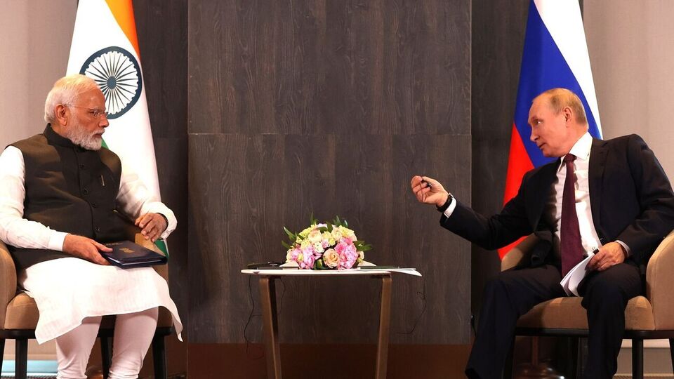 Путин (справа) пообещал Моди "всегда держать в курсе", что происходит в Украине