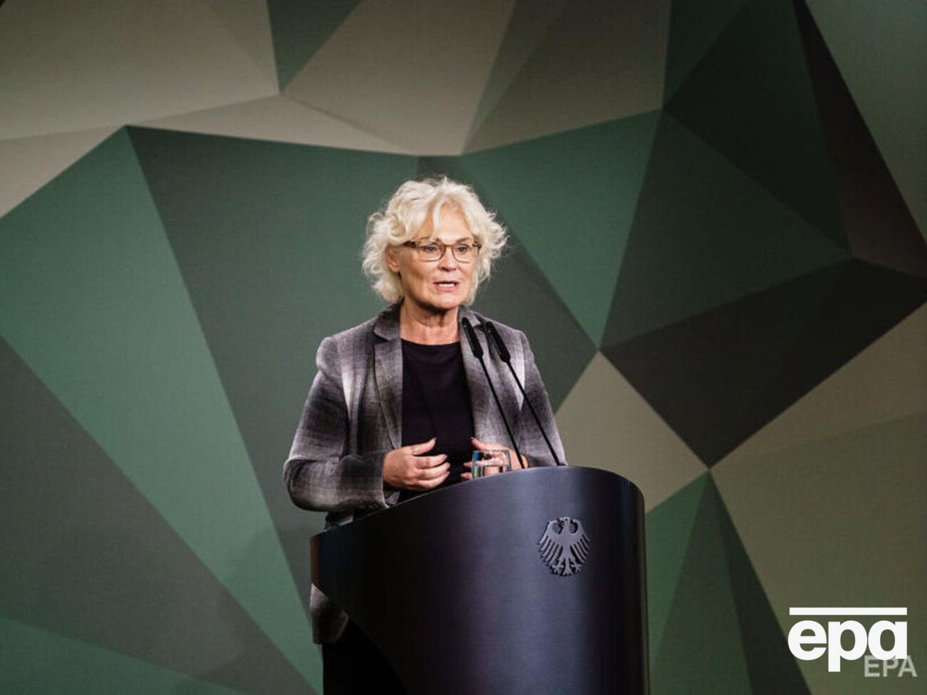 Ламбрехт заявила, что РФ необходимо отремонтировать большое количество техники