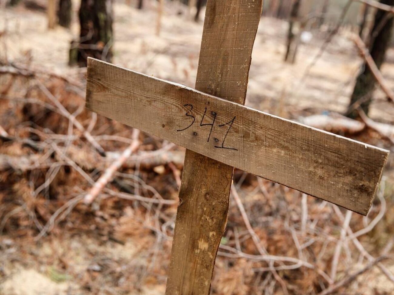 На більшості могил в Ізюмі стоїть лише позначка з номером