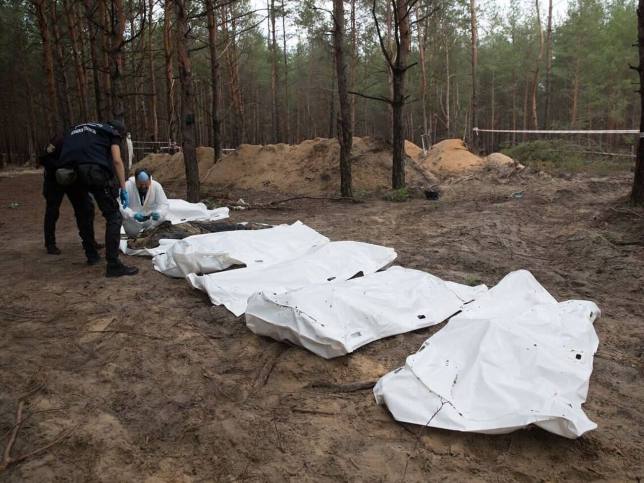 Після звільнення від російських військ в Ізюмі виявили тіла цивільних і військових зі слідами тортур