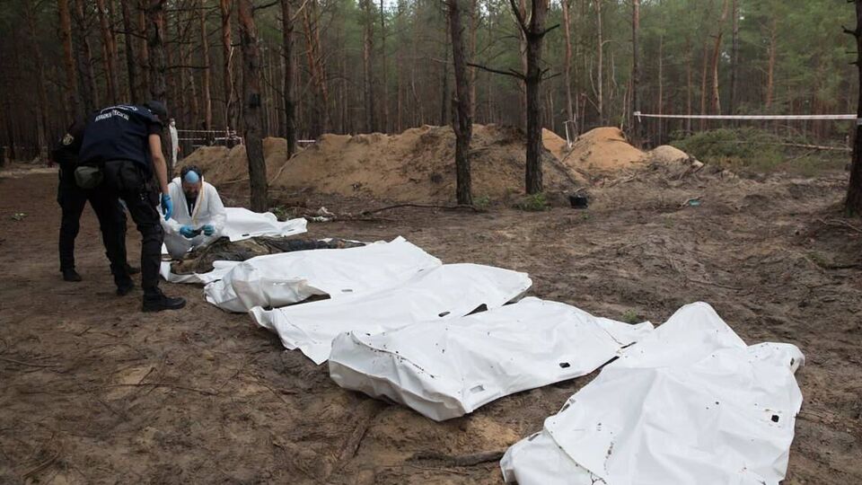 Після звільнення від російських військ в Ізюмі виявили тіла цивільних і військових зі слідами тортур