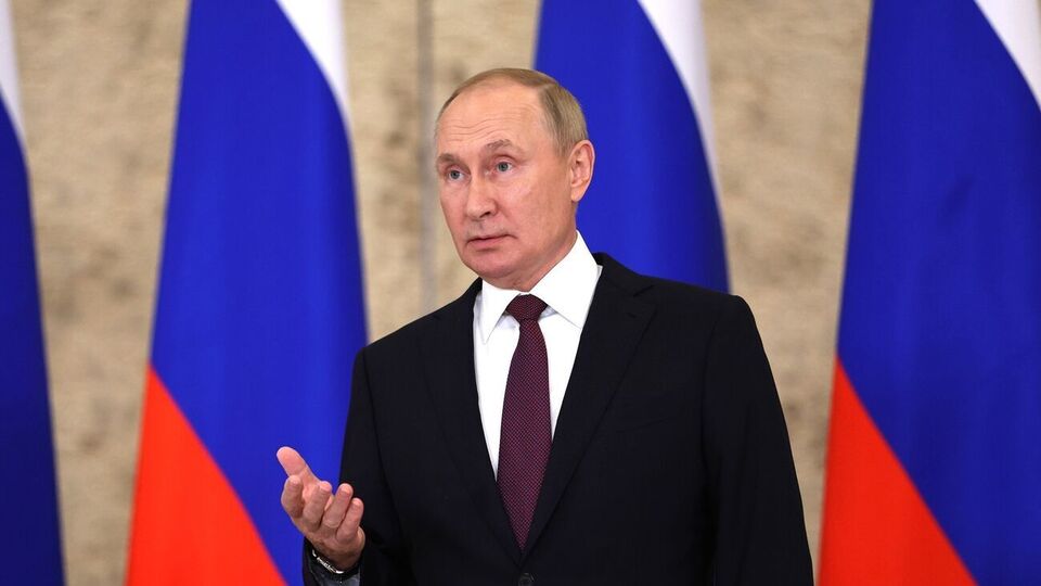 Россия воюет против Украины не полной армией, отметил Путин