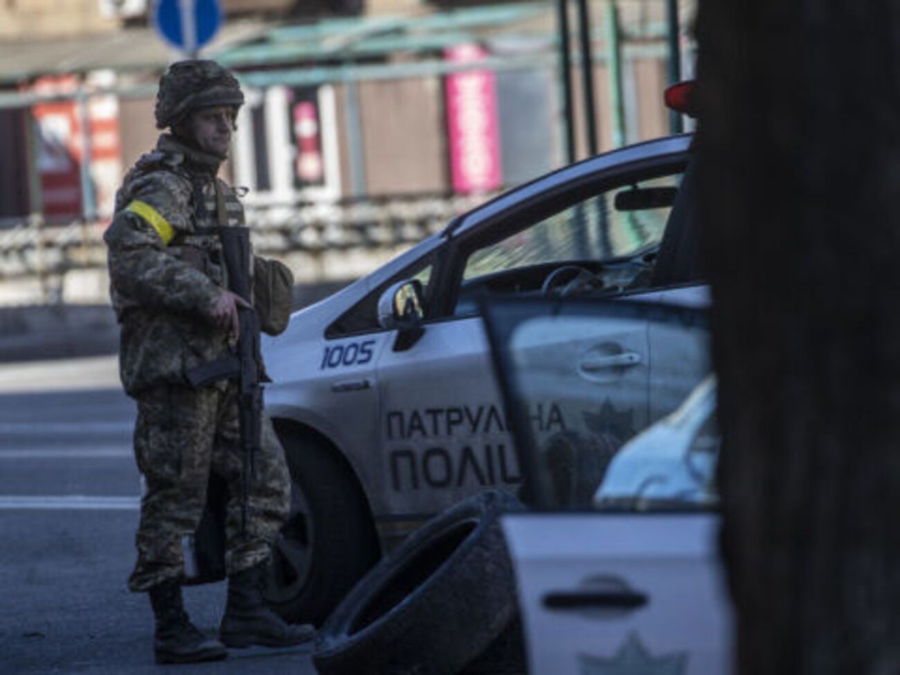 Во время комендантского часа передвигаться по улицам гражданским запрещено
