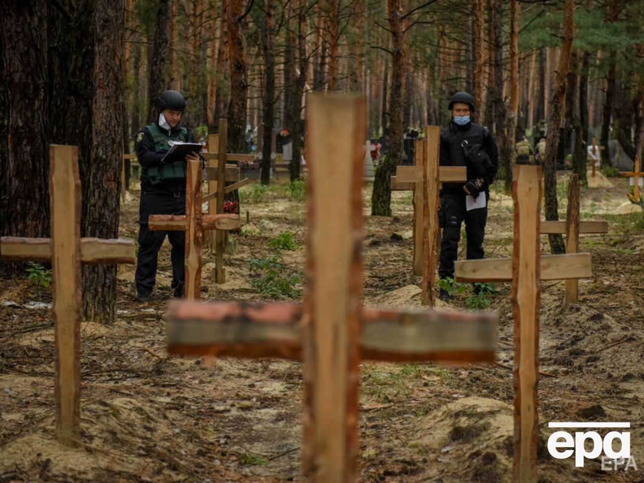 В Изюме начали эксгумацию тел в месте массового захоронения погибших