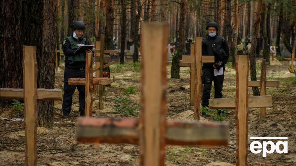 В Ізюмі розпочали ексгумацію тіл у місці масового поховання загиблих