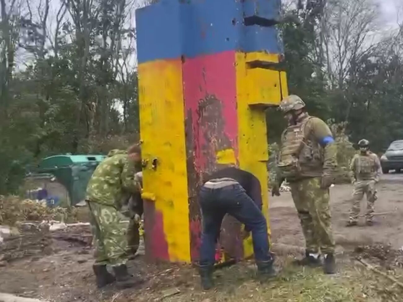 Стела в Купянске снова сине-желтая, отметил&nbsp;Немичев