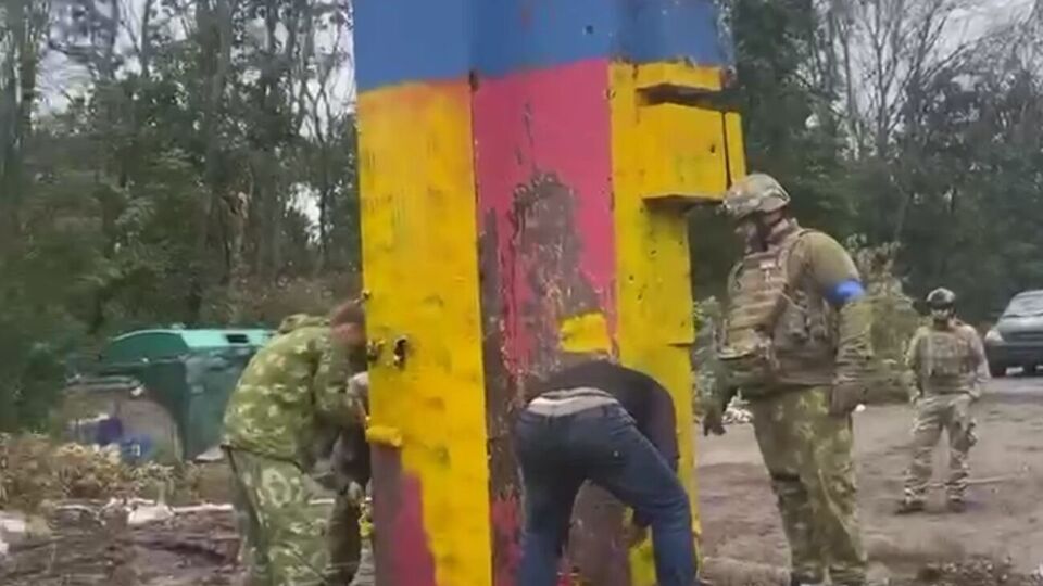Стела у Куп'янську знову синьо-жовта, зазначив Немічев
