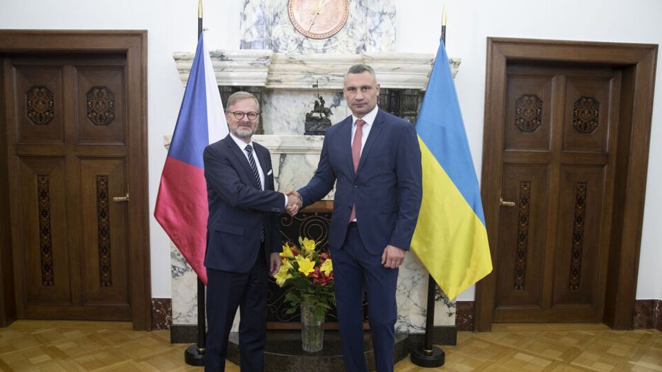 Петр Фіала (ліворуч) запевнив мера Києва в подальшій допомозі Україні