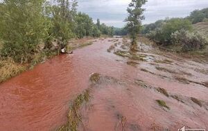 Вода почервоніла через залізну руду в матеріалах, якими відновлюють греблі