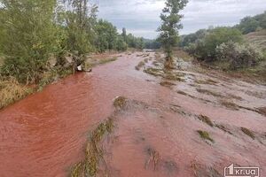 Вода почервоніла через залізну руду в матеріалах, якими відновлюють греблі