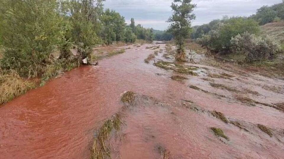 Вода почервоніла через залізну руду в матеріалах, якими відновлюють греблі