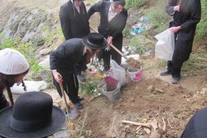 Хасиды выкопали около 30 костей, пишет УНН