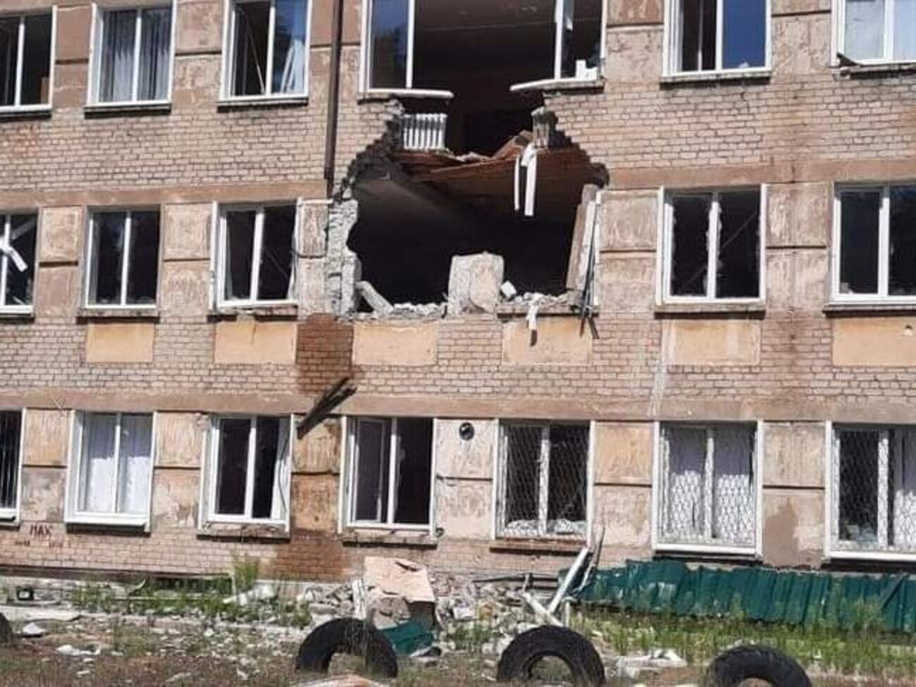 Унаслідок обстрілів та авіаударів російських окупантів Луганську область сильно зруйновано