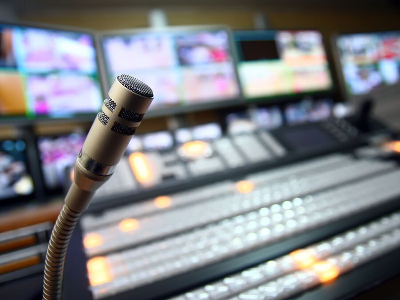 В Еврокомиссии заявили, что новый закон даст "общие гарантии защиты свободы СМИ и плюрализма в ЕС"