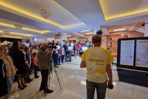 Спектакль "Лицо цвета война" основан на реальных событиях и рассказывает о жизни людей в оккупированном Мариуполе