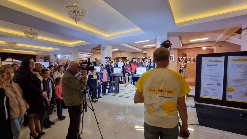 Спектакль "Лицо цвета война" основан на реальных событиях и рассказывает о жизни людей в оккупированном Мариуполе