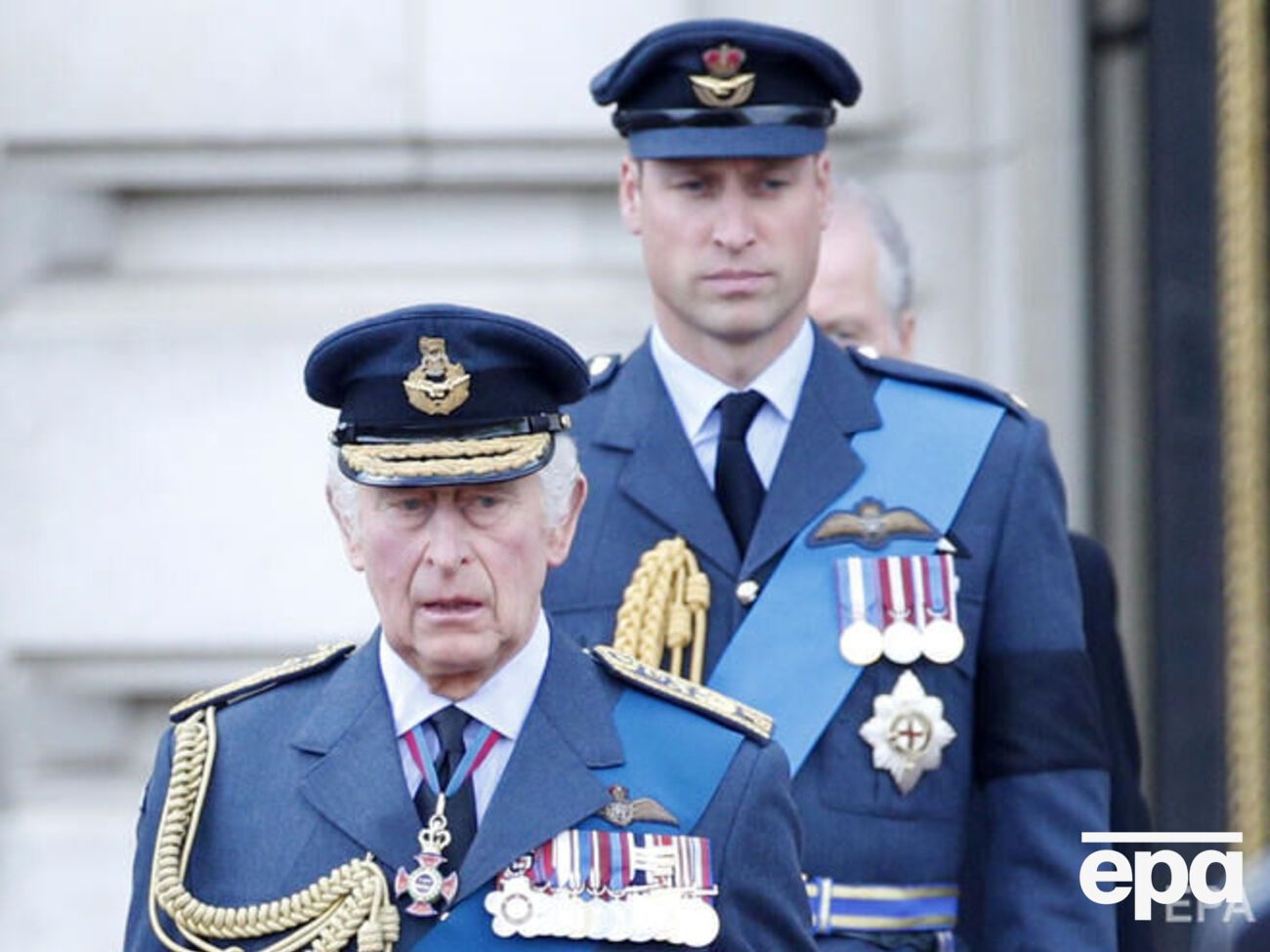 Люди в черзі зустріли короля Великобританії та його сина оплесками