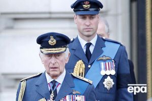 Люди в черзі зустріли короля Великобританії та його сина оплесками