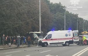 Автобус врізався у стовп і виїхав на узбіччя