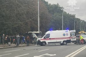 Автобус врізався у стовп і виїхав на узбіччя
