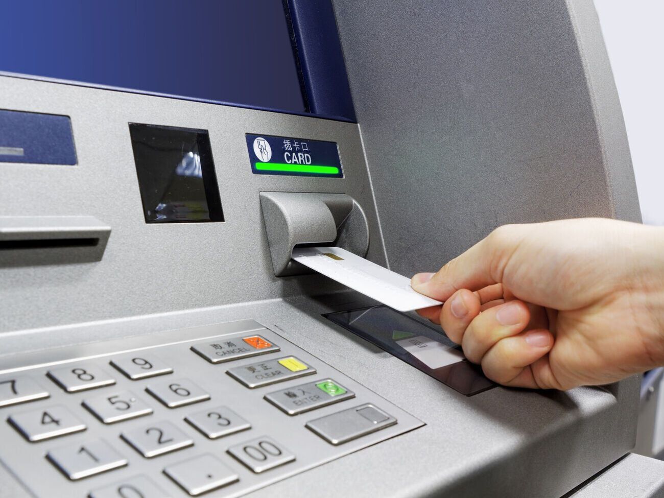 "ПриватБанк" и "Ощадбанк" возобновляют работу в деоккупированных городах Харьковской области