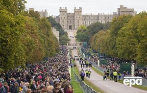 Процессия с гробом королевы прошла от Вестминстерского дворца до Вестминстерского аббатства, а оттуда после панихиды – к Веллингтонской арке