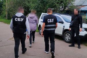 Связь с российскими оккупантами 32-летняя женщина наладила после начала полномасштабного вторжения России в Украину