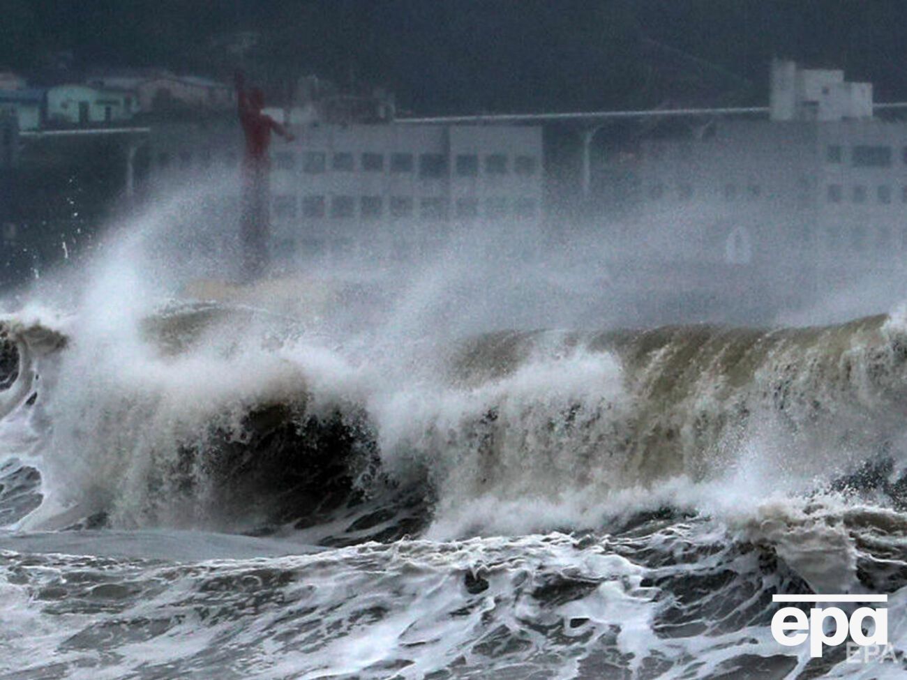В результате тайфуна около 250 тыс. домохозяйств остались без электричества