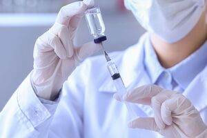 МОЗ України рекомендує робити бустерну дозу насамперед людям із хронічними захворюваннями та тим, кому за 60