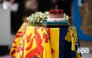 Венок, а также корона и скипетр Елизаветы II находились на крышке гроба, когда его несли во главе похоронной церемонии из Вестминстерского дворца в Вестминстерское аббатство