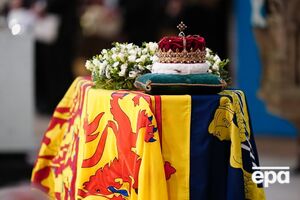 Вінок, а також корона та скіпетр Єлизавети II були на кришці труни, коли її несли попереду похоронної церемонії з Вестмінстерського палацу до Вестмінстерського абатства