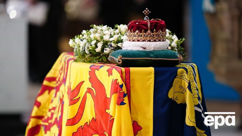 Вінок, а також корона та скіпетр Єлизавети II були на кришці труни, коли її несли попереду похоронної церемонії з Вестмінстерського палацу до Вестмінстерського абатства