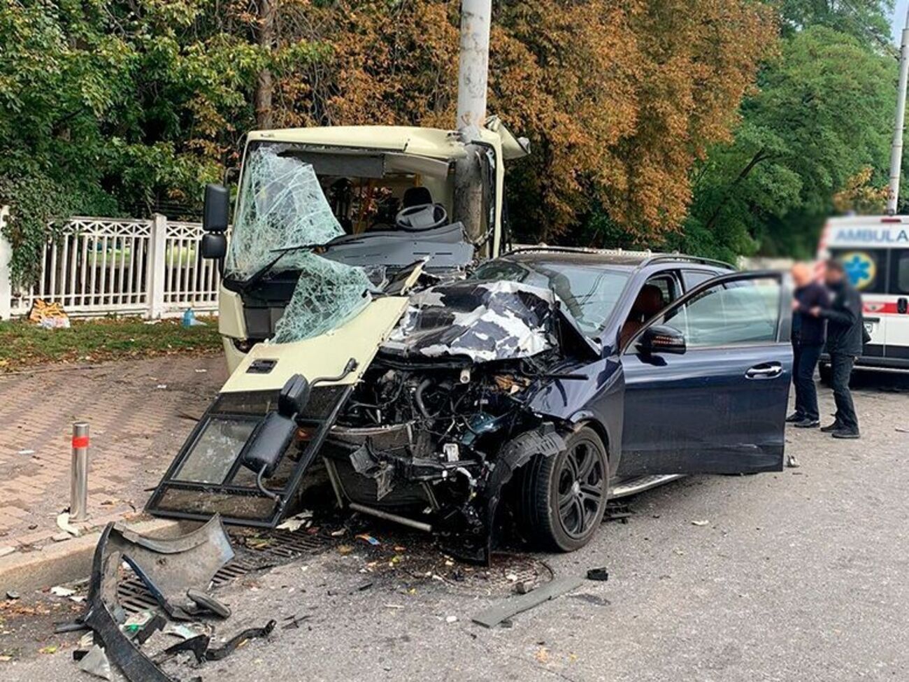 За даними поліції, легковий автомобіль в'їхав у мікроавтобус, через що той урізався в стовп