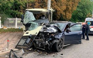 За даними поліції, легковий автомобіль в'їхав у мікроавтобус, через що той урізався в стовп