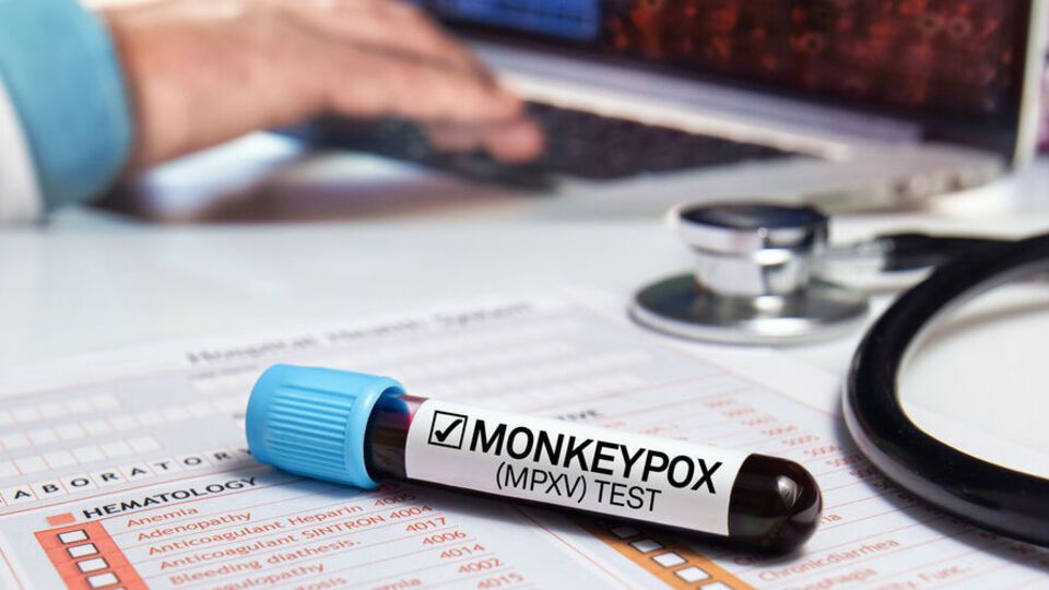 Пацієнт повідомив, що висип у нього з'явився наприкінці серпня